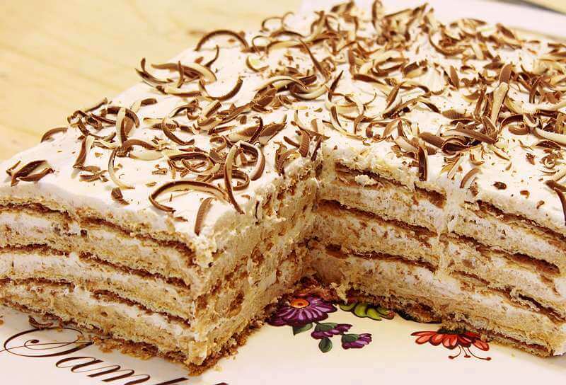 Tort cu biscuiți și alune - un desert ușor de preparat