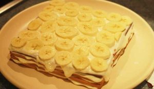 Prajitură de biscuiți și banane – rețetă rapidă și foarte cremoasă – fără coacere