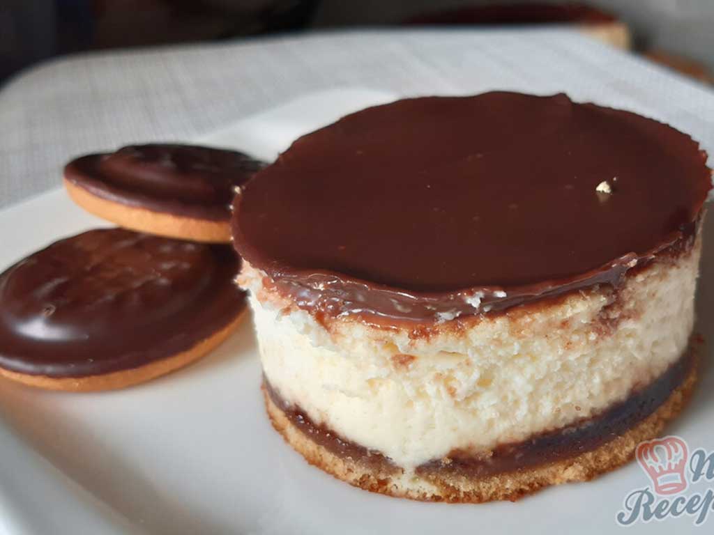 Tort cu blat de biscuiți cu jeleu și cremă de brânză - un desert fantastic pe care trebuie să-l încerce toate gospodinele