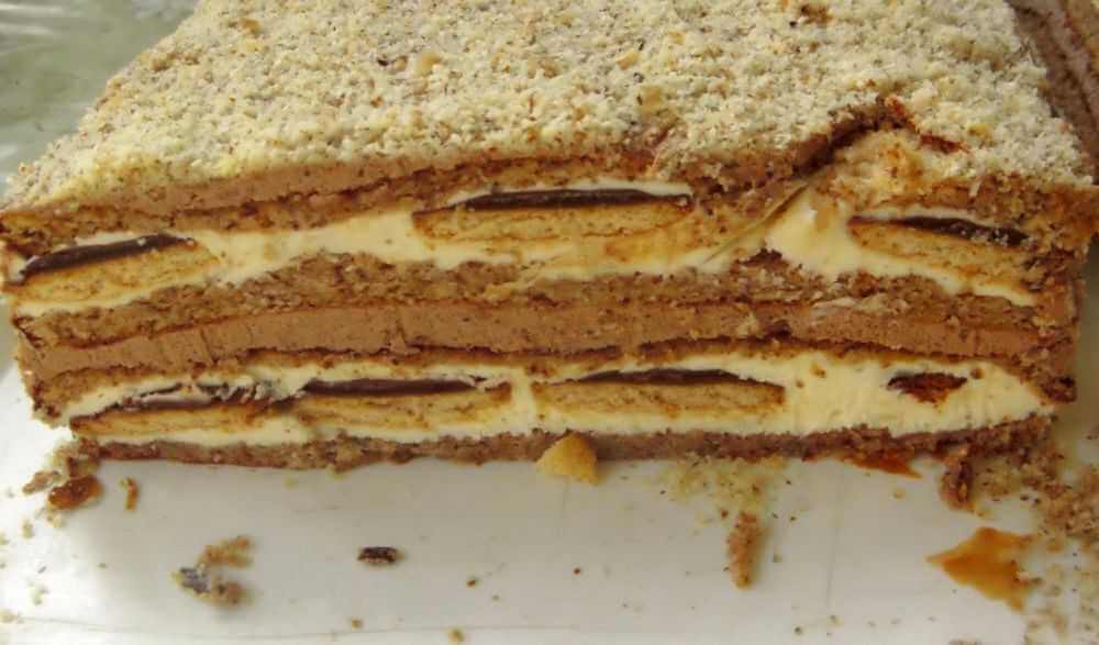 Tort cu biscuiți și nuci. Îmi place la nebunie acest tort.