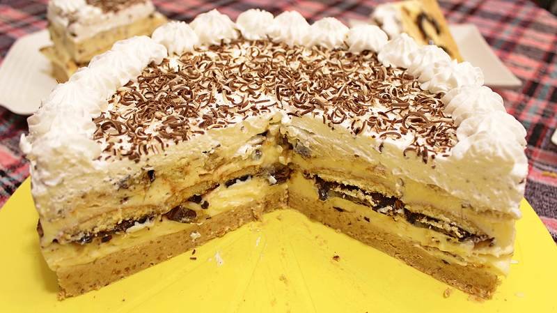 Tort cu blat de nuci și biscuiți. Mamă