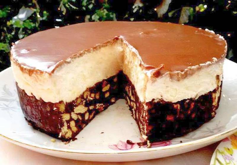 Tort de biscuiți cu cremă de ciocolată și nuci - o rețetă rapidă și ușoară. Nu necesită coacere