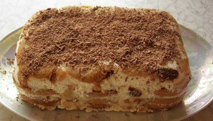 Tort de biscuiți cu banane și ciocolată rasă! Un desert rapid și delicios de făcut oricând vrei ceva dulce