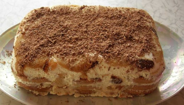 Tort de biscuiți cu banane și ciocolată rasă! Un desert rapid și delicios de făcut oricând vrei ceva dulce