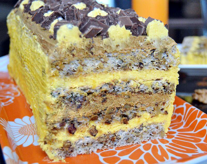 Tort cu blat de nucă