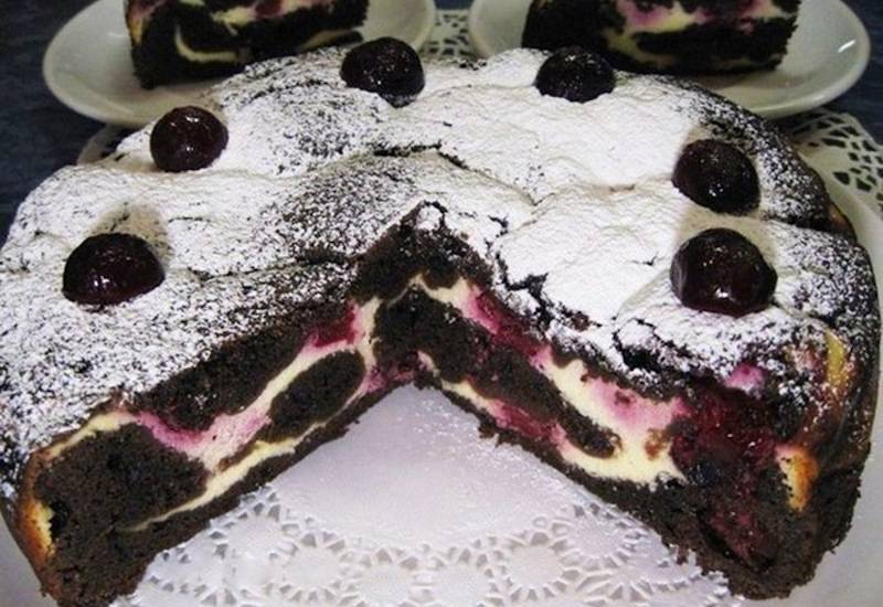 Tort de ciocolată cu brânză de vaci și cireșe - un adevărat deliciu!