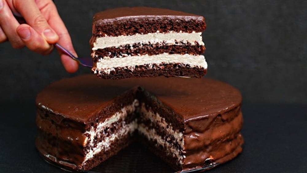 Tort cu brânză de vaci si glazură de ciocolată - un desert aromat și gustos