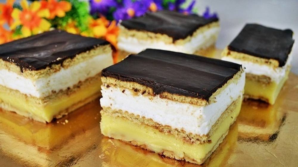 Tort fără coacere cu budincă de vanilie și glazură de ciocolată neagră. Nu te saturi cu o singură felie!