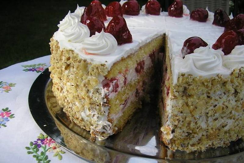 Tort cu căpșuni și frișcă. Toți îl adoră