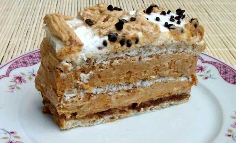 Tort cu alune și caramel - nu te saturi niciodată de acest tort