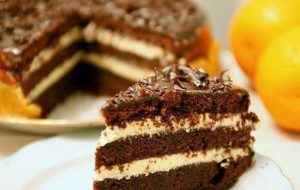 O reteta de tort simpla si delicioasa - Tort cu crema de vanilie si toping de ciocolata