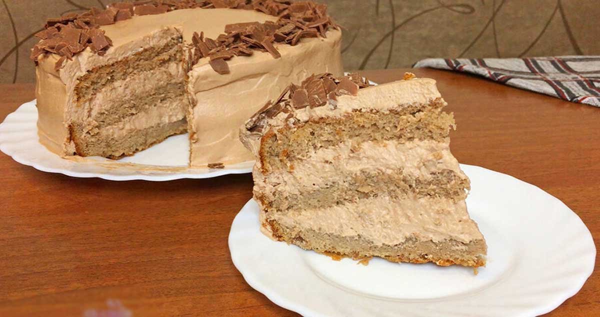 Tort de ciocolată cu blaturi moi și cremă fină: perfect pentru mese festive și nu numai