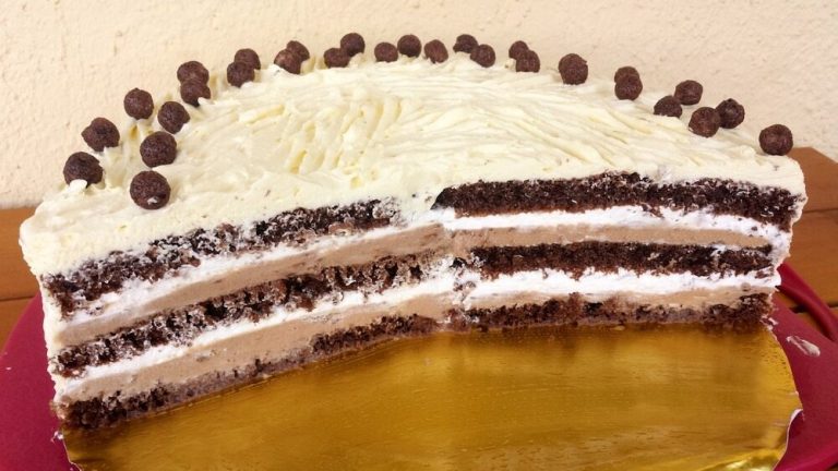 Tort cu cremă de ciocolată și frișcă - rețetă gustoasă și ieftină