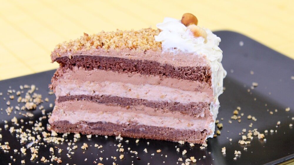 Tort cu cremă de alune și ciocolată - o combinație delicioasă de arome plăcute