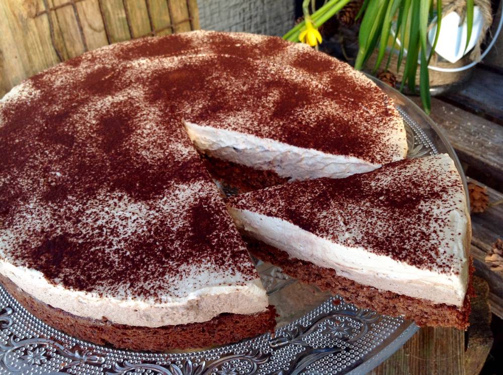 Tort cu blat de nuci și cremă de cafea - un desert pentru adulții care iubesc cafeaua