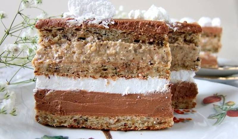 Tort cu cremă de ciocolată și alune. Are un gust incredibil de gustos