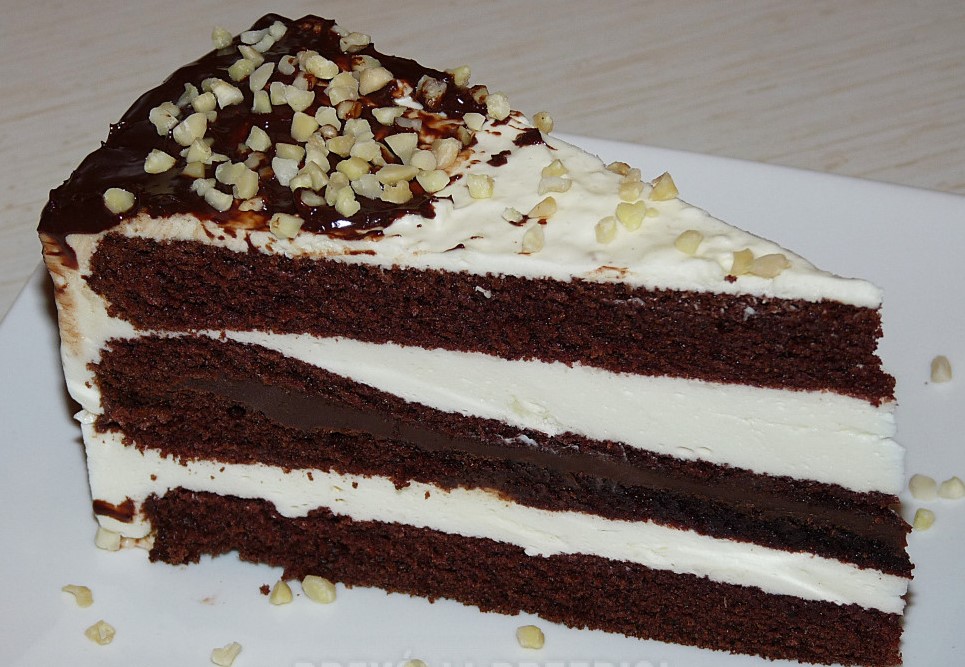 Tort delicios cu blat de cacao și cremă de lapte praf - are un gust demențial. Îl recomand tuturor