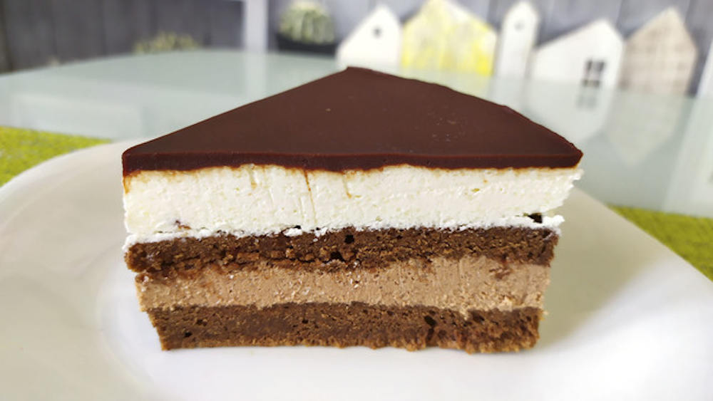 Tort cu cremă de lapte și glazură de ciocolată. Are un gust delicios și este potrivit pentru orice ocazie