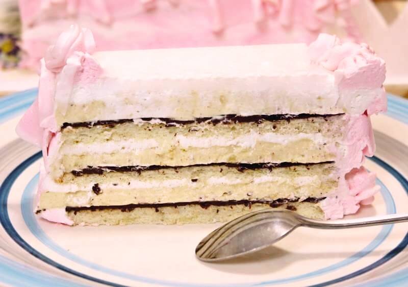 Tort cu cremă de vanilie și frișcă. Cu siguranță vei dori să mănânci și a doua felie!