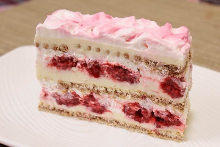 Tort delicios cu cremă de vanilie și zmeură - un desert dulce-acrișor