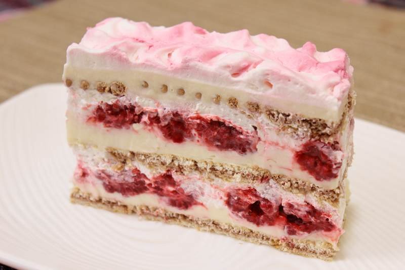 Tort delicios cu cremă de vanilie și zmeură - un desert dulce-acrișor