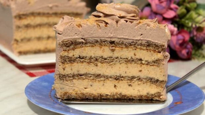 Tort cu blat de albușuri și cremă de gălbenușuri - un desert încântător