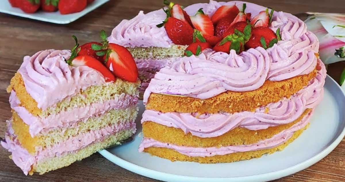 Tort Regal cu căpșuni și cremă delicată: Cel mai bun desert!
