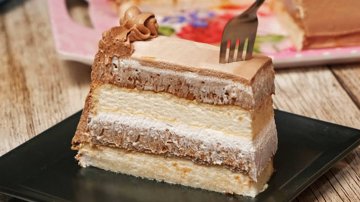 Tort cu ciocolată neagră și frișcă - unul dintre torturile mele preferate!