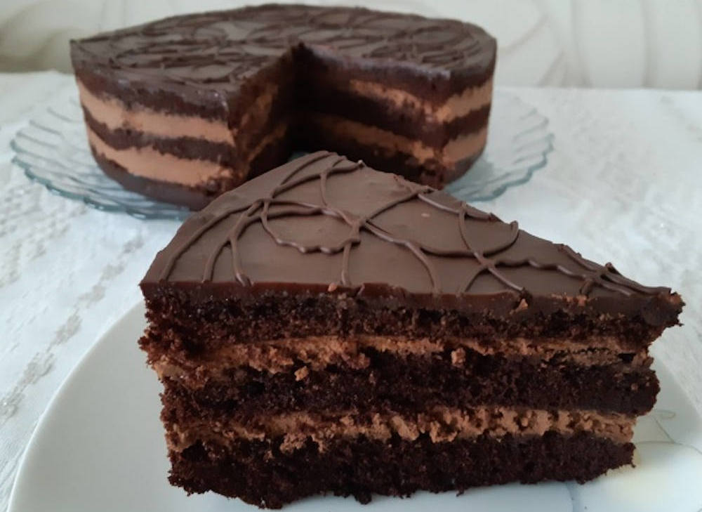 Tort de ciocolată - blat moale și cremă catifelată și dulce