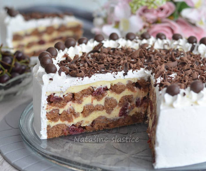 Tort cu cireșe și cremă de vanilie - o rețetă simplă și delicioasă