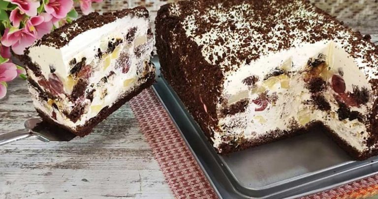 Tort cu cremă delicioasă și fructe: Dintr-o tavă