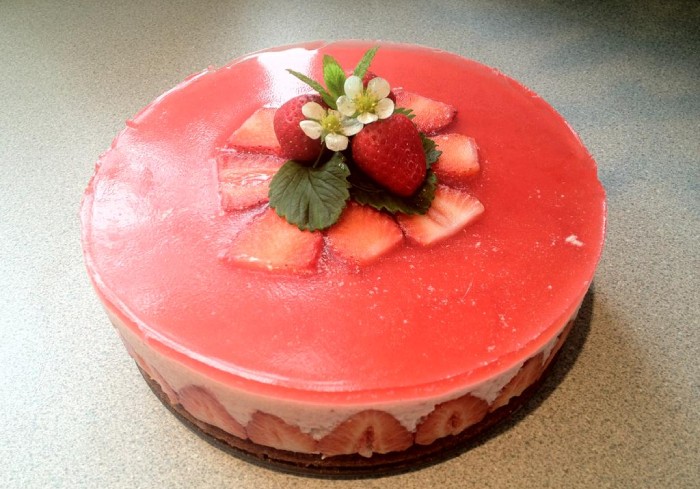 Tort cu jeleu de căpșuni - Un tort cu adevărat delicios