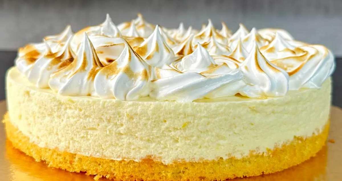Tort de lămâie și bezea: Rețeta desertului perfect pentru musafiri