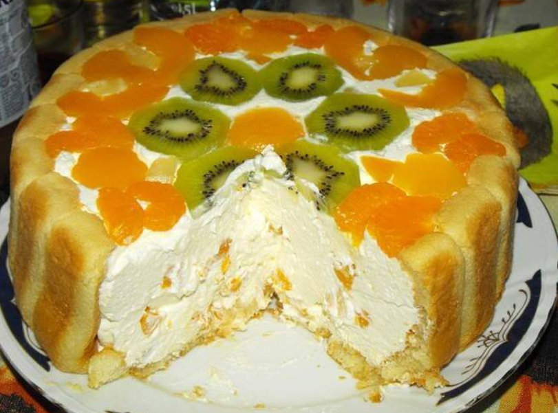 Tort cu șarlotă și fructe - Simplu