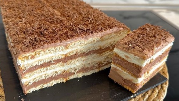 Tort de biscuiți cu 3 creme diferite. Fără coacere și preparare rapidă