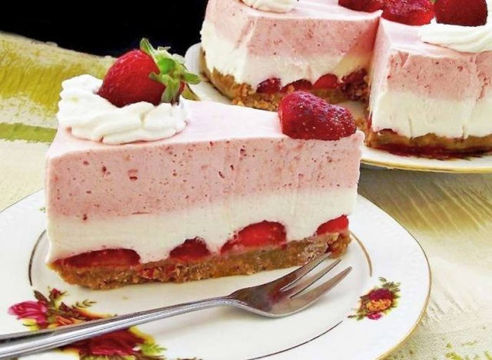 Tort de căpșuni cu blat de biscuiți - un desert cu care nu dai greș niciodată