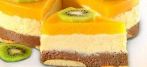Un deliciu de tort fără coacere – cu griș cu lapte și piersici