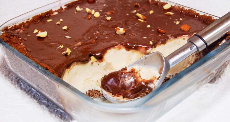 Tort de înghețată cu blat de biscuiți și glazură de ciocolată