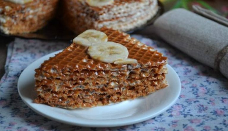 Tort cu foi de napolitane - un desert delicios din 3 ingrediente cu care poți surprinde pe oricine