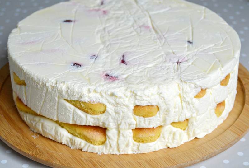 Tort cu pișcoturi și fructe - un dulce pe placul tuturor