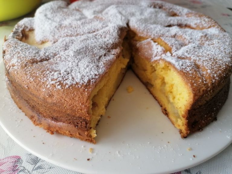 Tort cu mere - o idee perfectă pentru un desert rapid ce poate fi consumat la cafea