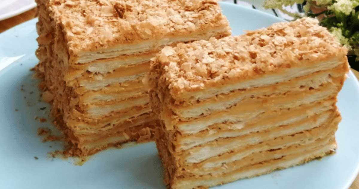 Tort Napoleon cu aluat foietaj și cremă de lapte condensat – rețetă cu doar 3 ingrediente