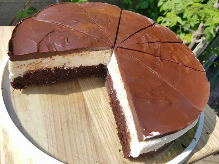 Tort cu nucă de cocos și glazură de ciocolată - un desert rapid