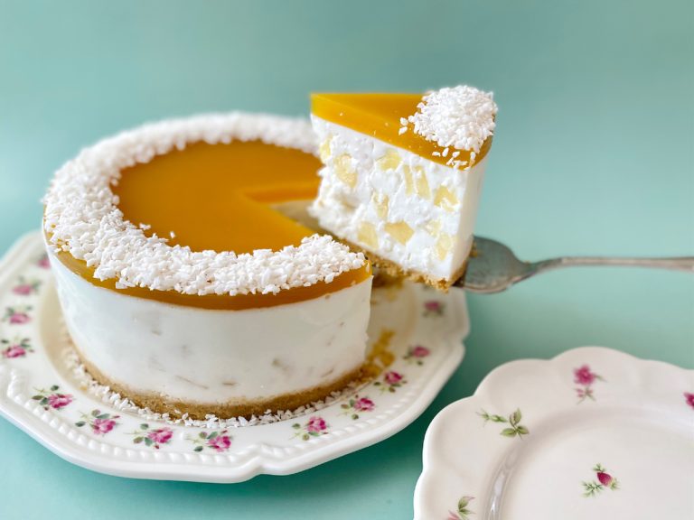 Tort cu iaurt fără coacere «Pina Colada» cu ananas și cocos