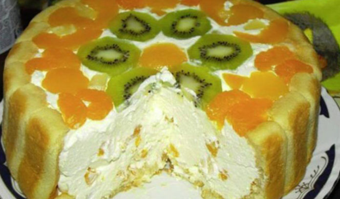 Rețetă simplă și fără coacere – Tort cu șarlotă și fructe