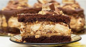 Cea mai bună rețetă de tort Snickers – incredibil de gustos și rapid