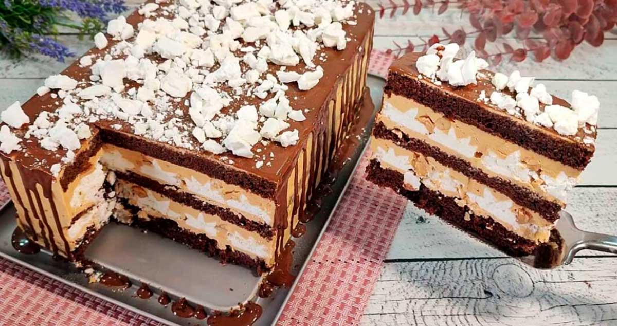 Tort Snickers cu bezea – un desert special și extrem de bun