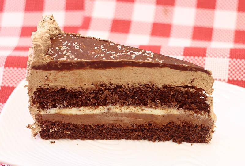 Cel mai bun tort cu ciocolată - un desert cu 3 creme diferite