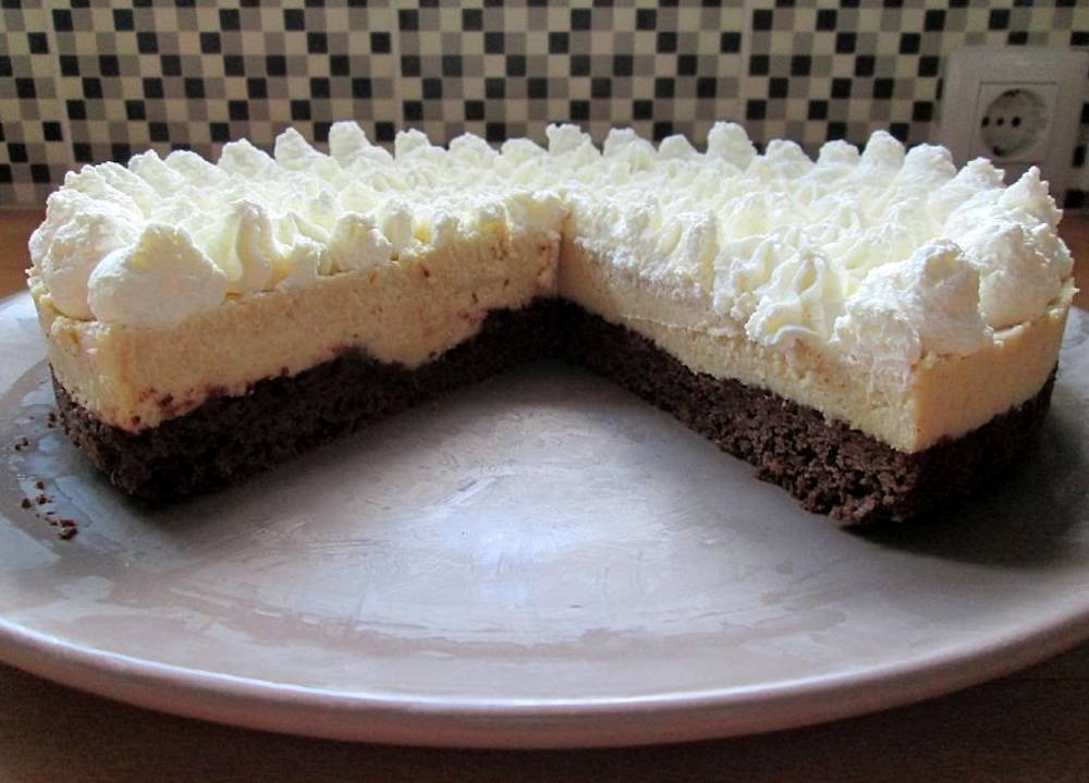 Tort cu mascarpone și unt de arahide. Este atât de bun încât nimeni nu se satură cu o singură felie.