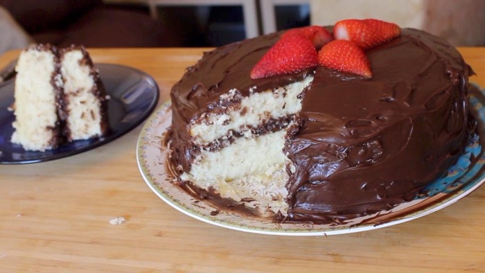 Tort din vanilie cu topping de ciocolată. Mamă